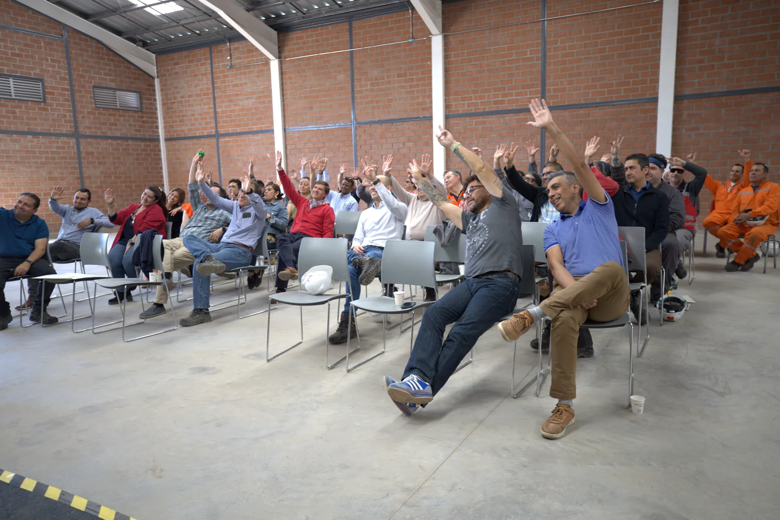 pausa-activa-bienestar-laboral-magisteria Colaboradores de una empresa participando en una pausa activa con Magisteria.