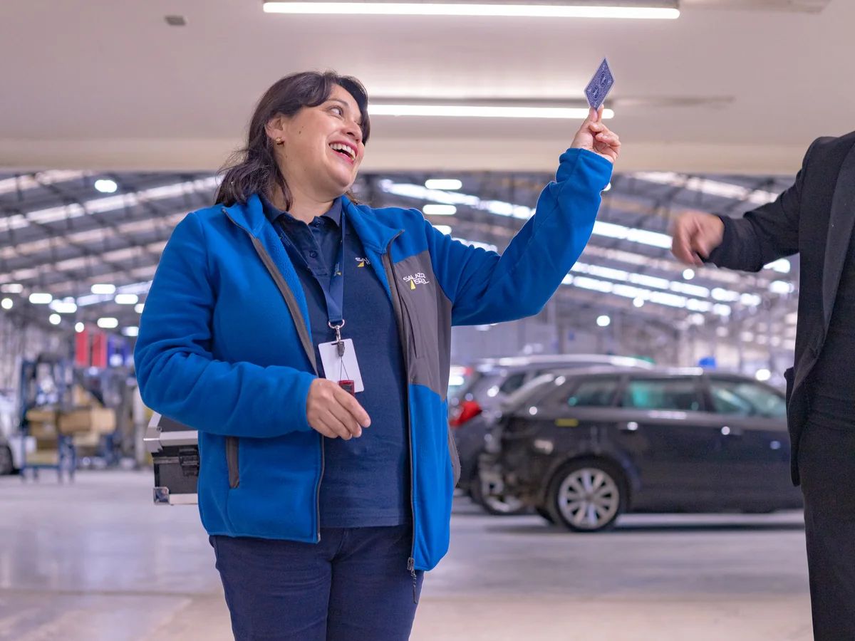 Trabajadora participando en una actividad de capacitación con magia en su lugar de trabajo