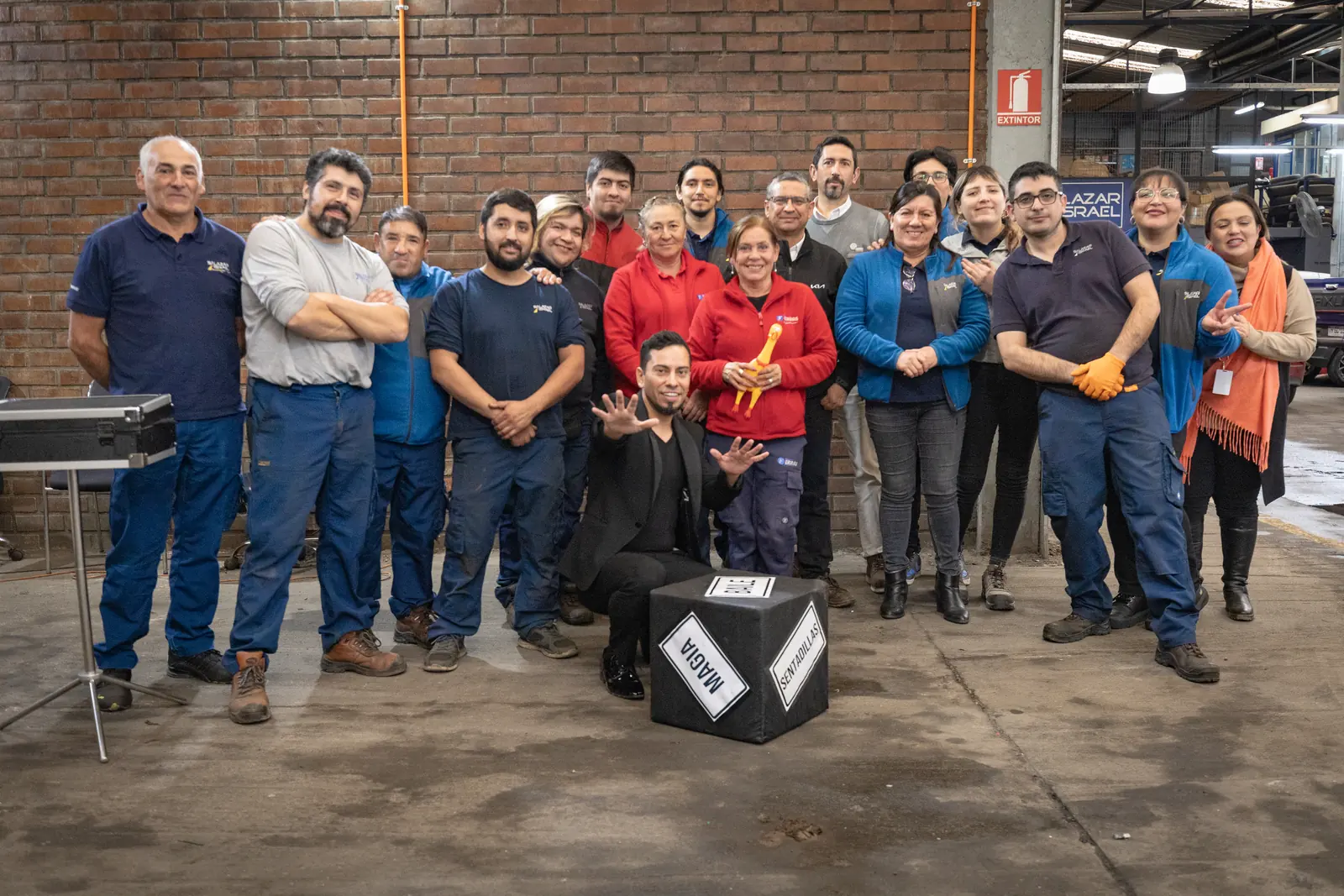 Equipo de trabajo junto a Rafael Santana al finalizar una intervención de Magisteria.